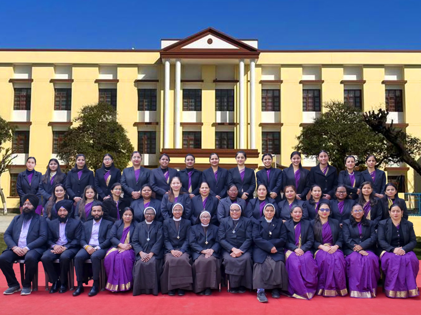
								STAFF PHOTO 